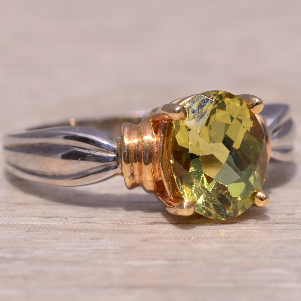 Peridot Ring in Yellow and White Gold - Picture 6 of 11